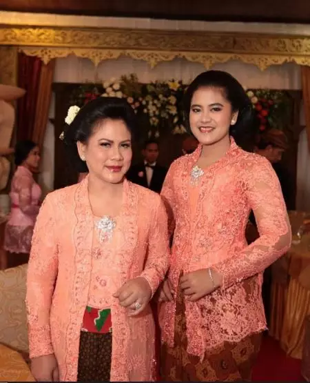 kahiyang vs selvi kebaya © Instagram
