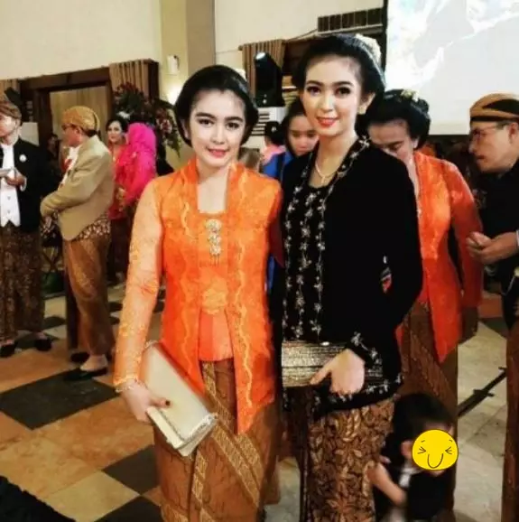 kahiyang vs selvi kebaya © Instagram