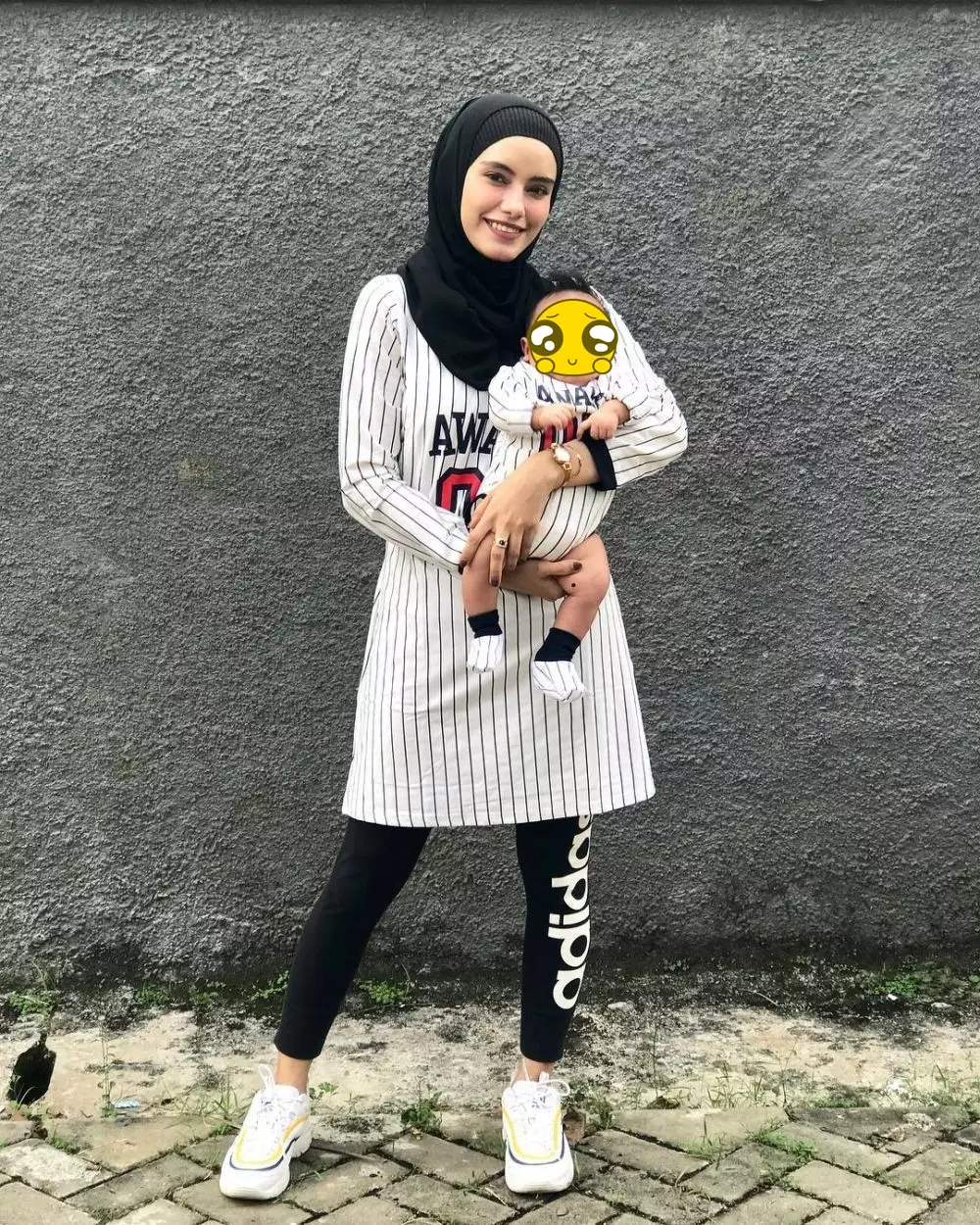 beda gaya mantan aktris top momong anak © Instagram