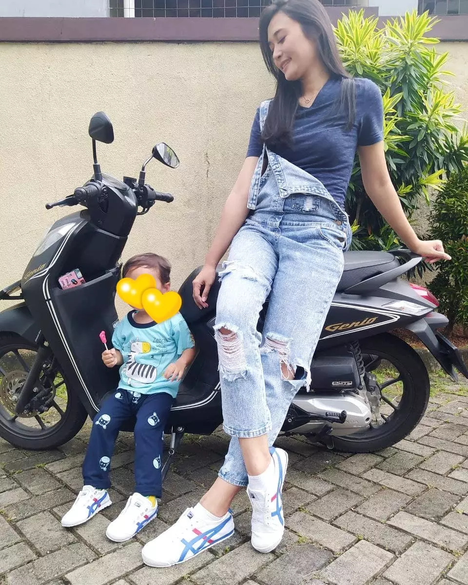 beda gaya mantan aktris top momong anak © Instagram