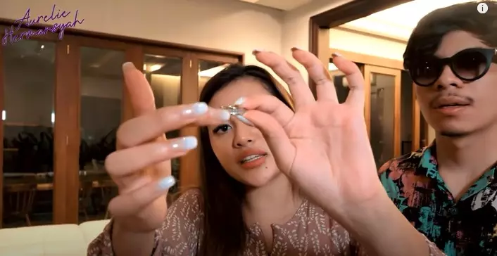 Momen Aurel buka seserahan dari Atta Halilintar © YouTube/Aurelie Hermansyah Momen Aurel buka seserahan dari Atta Halilintar © YouTube/Aurelie Hermansyah