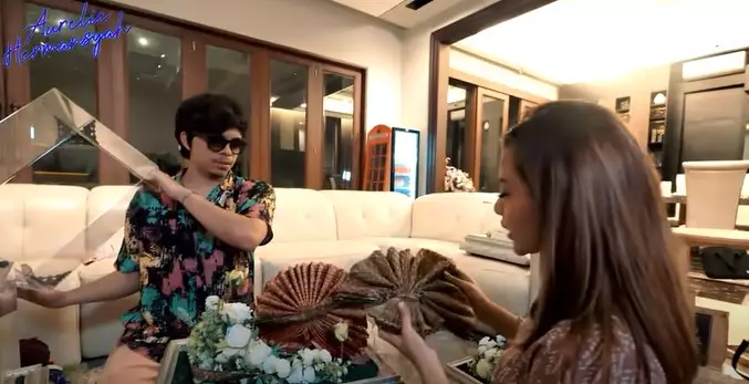 Momen Aurel buka seserahan dari Atta Halilintar © YouTube/Aurelie Hermansyah Momen Aurel buka seserahan dari Atta Halilintar © YouTube/Aurelie Hermansyah