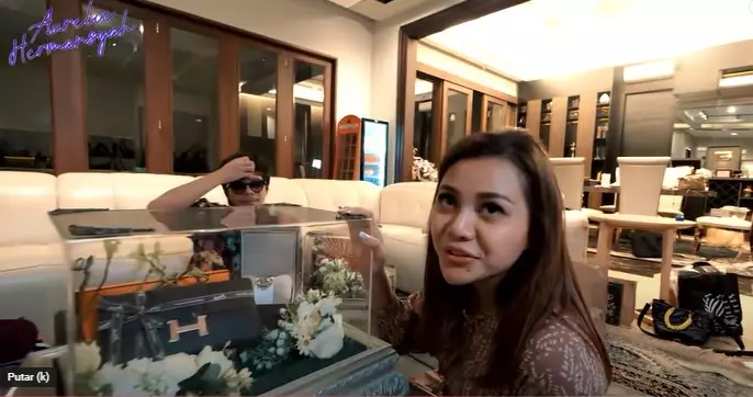 Momen Aurel buka seserahan dari Atta Halilintar © YouTube/Aurelie Hermansyah Momen Aurel buka seserahan dari Atta Halilintar © YouTube/Aurelie Hermansyah