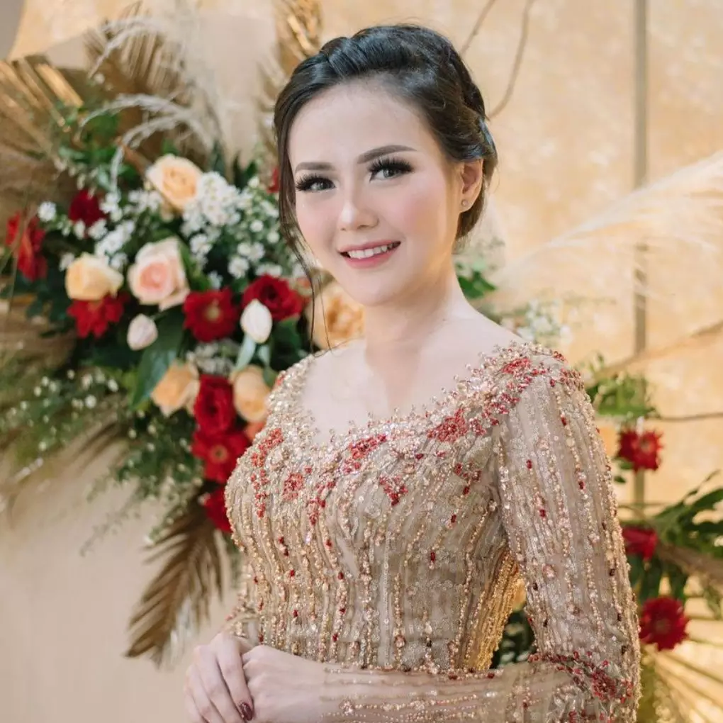 7 Momen ulang tahun Sarah Gibson, bentuk tumpengnya tak biasa