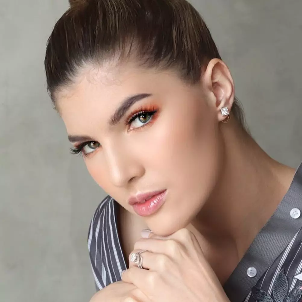 Potret istri bule 7 seleb tanpa dan pakai makeup, curi perhatian