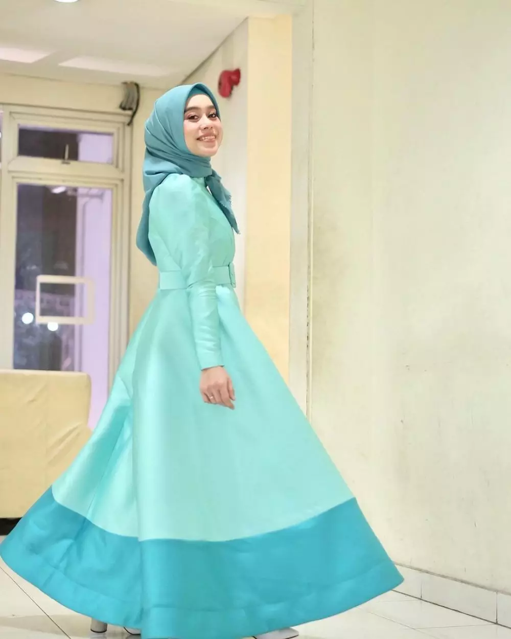 Beda gaya outfit Lesty Kejora dan Nadya Mustika Instagram © 2021 brilio.net Beda gaya outfit Lesty Kejora dan Nadya Mustika Instagram © 2021 brilio.net