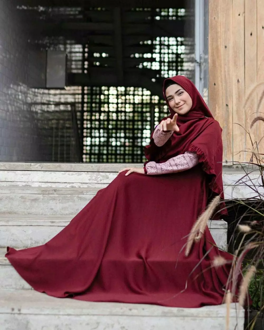 Beda gaya outfit Lesty Kejora dan Nadya Mustika Instagram © 2021 brilio.net Beda gaya outfit Lesty Kejora dan Nadya Mustika Instagram © 2021 brilio.net