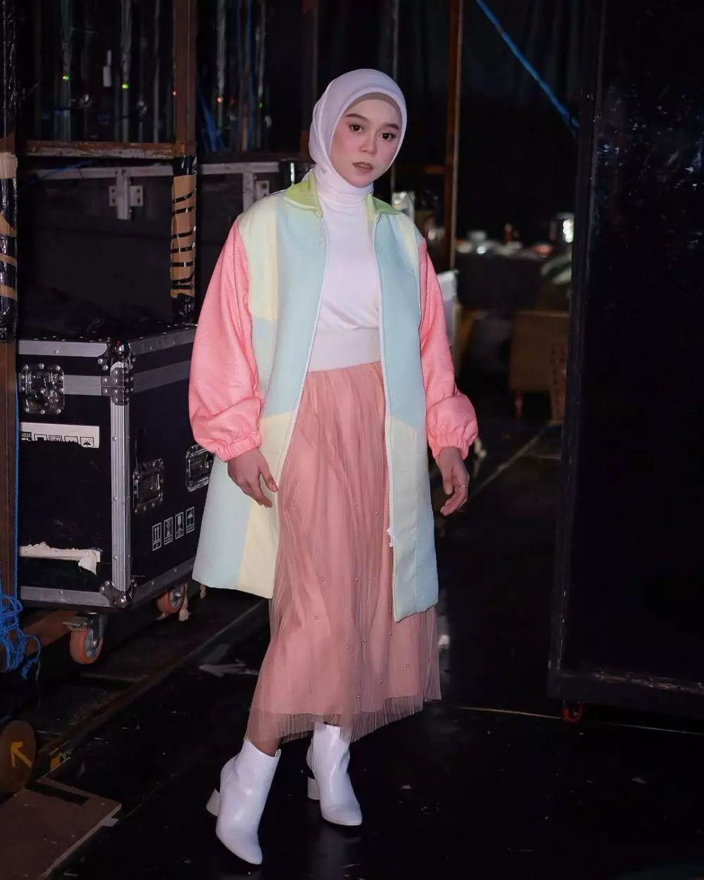 Beda gaya outfit Lesty Kejora dan Nadya Mustika Instagram © 2021 brilio.net Beda gaya outfit Lesty Kejora dan Nadya Mustika Instagram © 2021 brilio.net