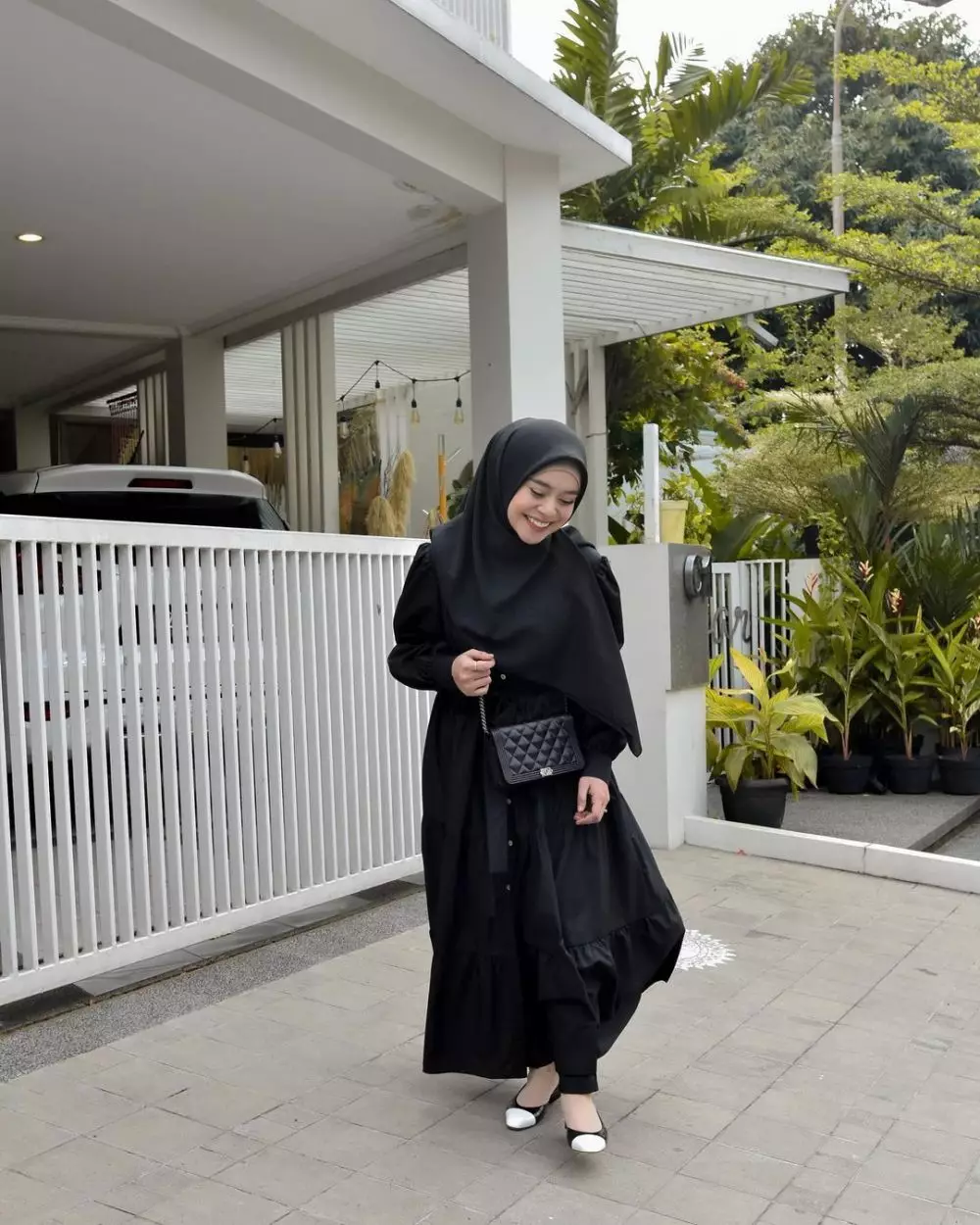 Beda gaya outfit Lesty Kejora dan Nadya Mustika Instagram © 2021 brilio.net Beda gaya outfit Lesty Kejora dan Nadya Mustika Instagram © 2021 brilio.net