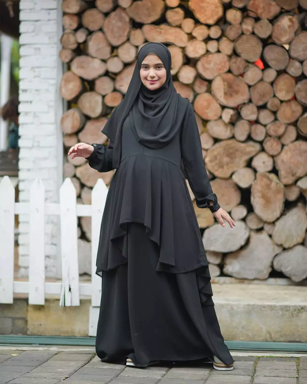 Beda gaya outfit Lesty Kejora dan Nadya Mustika Instagram © 2021 brilio.net Beda gaya outfit Lesty Kejora dan Nadya Mustika Instagram © 2021 brilio.net