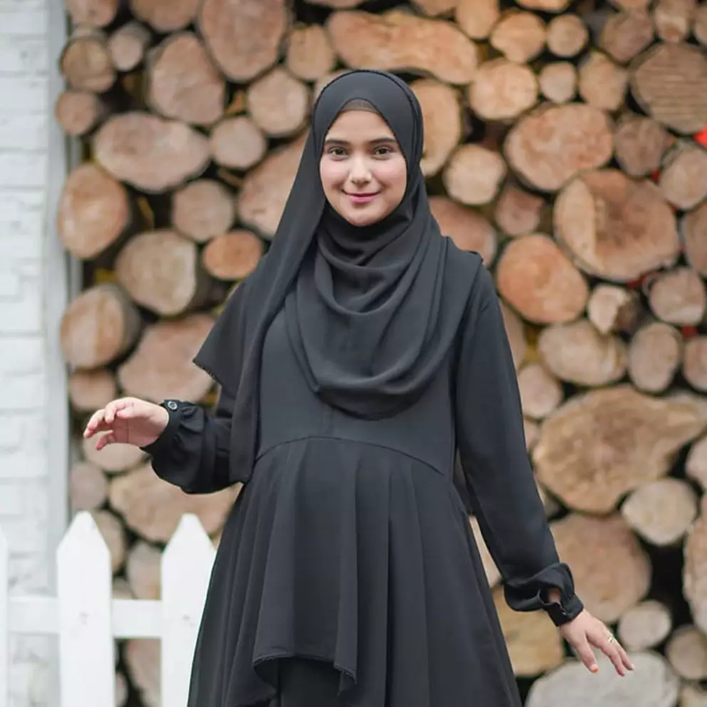 10 Beda gaya outfit Lesty Kejora dan Nadya Mustika, tetap stylish