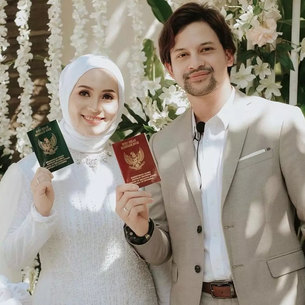 Tampil beda, ini 10 gaya Lidi Brugman istri Lucky Perdana pakai hijab