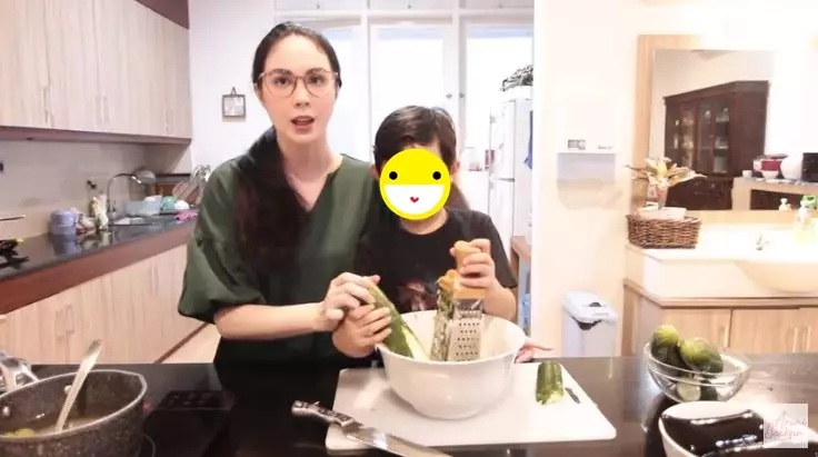 Momen Arumi Bachsin bikin takjil buka puasa YouTube © 2021 brilio.net