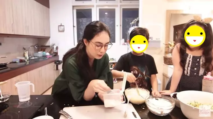 Momen Arumi Bachsin bikin takjil buka puasa YouTube © 2021 brilio.net