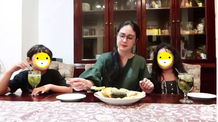 Momen Arumi Bachsin bikin takjil buka puasa YouTube © 2021 brilio.net