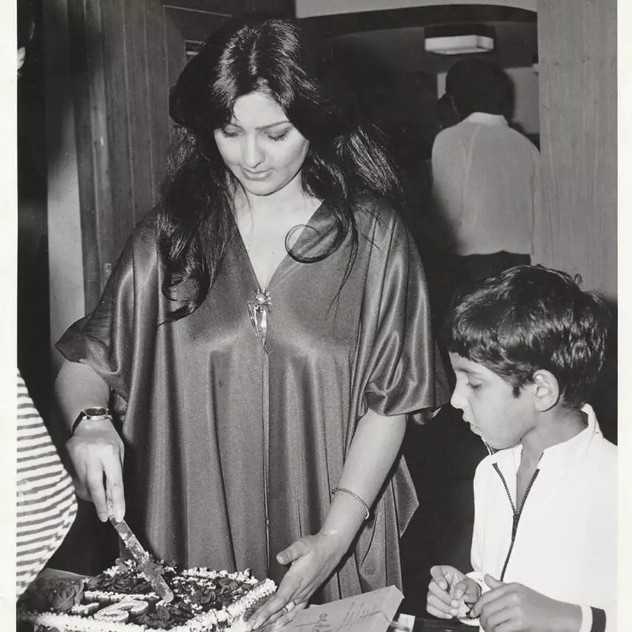 Potret lawas ibunda 9 seleb Bollywood era 90-an Berbagai sumber Potret lawas ibunda 9 seleb Bollywood era 90-an Berbagai sumber