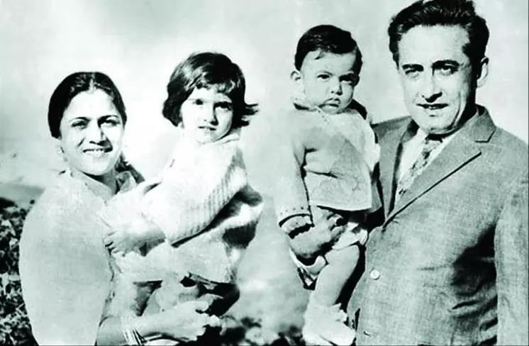 Potret lawas ibunda 9 seleb Bollywood era 90-an Berbagai sumber Potret lawas ibunda 9 seleb Bollywood era 90-an Berbagai sumber