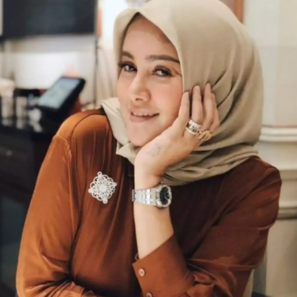 Taksiran harga gelang Hermes 8 seleb, punya Olla Ramlan Rp 200 juta