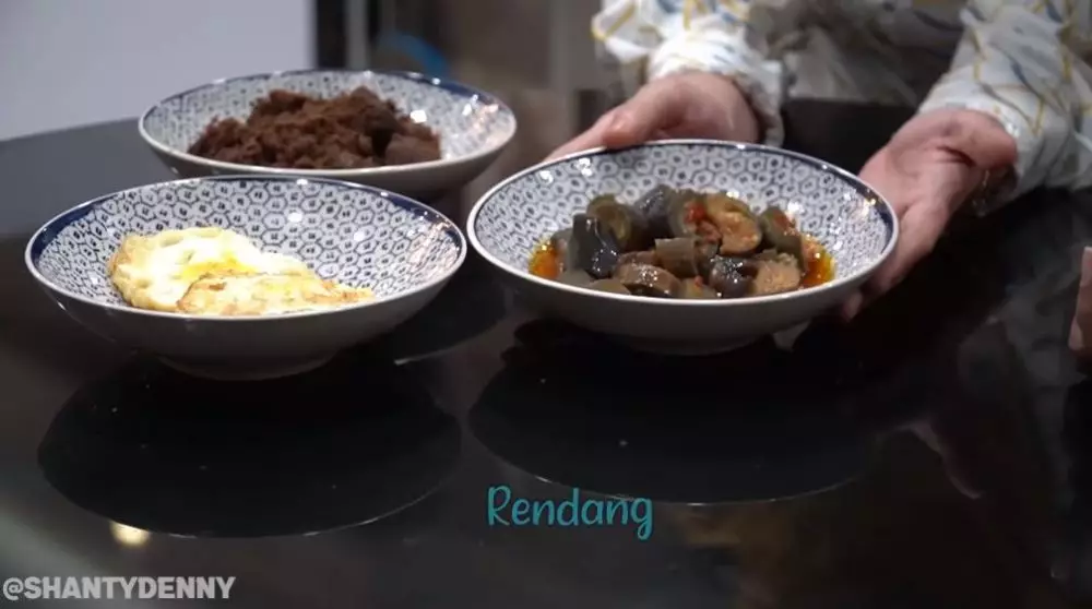 Denny Cagur buka puasa di rumah tetangga © YouTube Denny Cagur buka puasa di rumah tetangga © YouTube