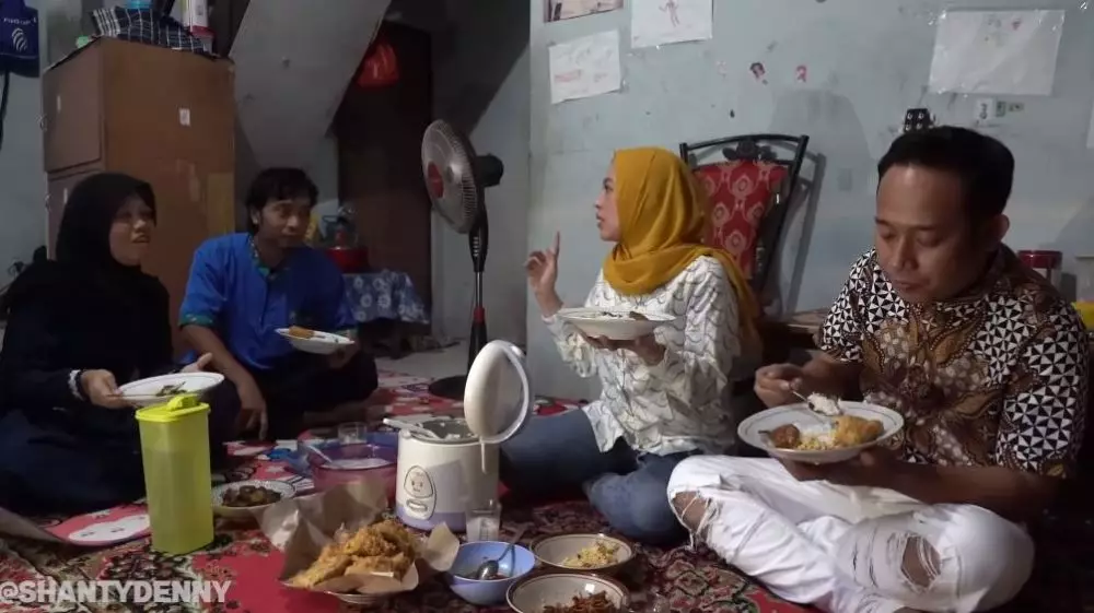 Denny Cagur buka puasa di rumah tetangga © YouTube Denny Cagur buka puasa di rumah tetangga © YouTube