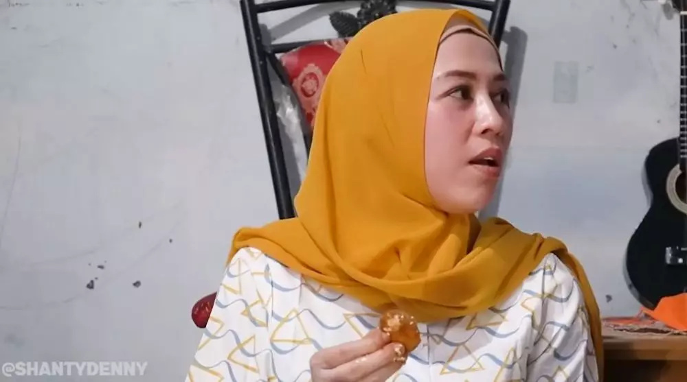 Denny Cagur buka puasa di rumah tetangga © YouTube Denny Cagur buka puasa di rumah tetangga © YouTube