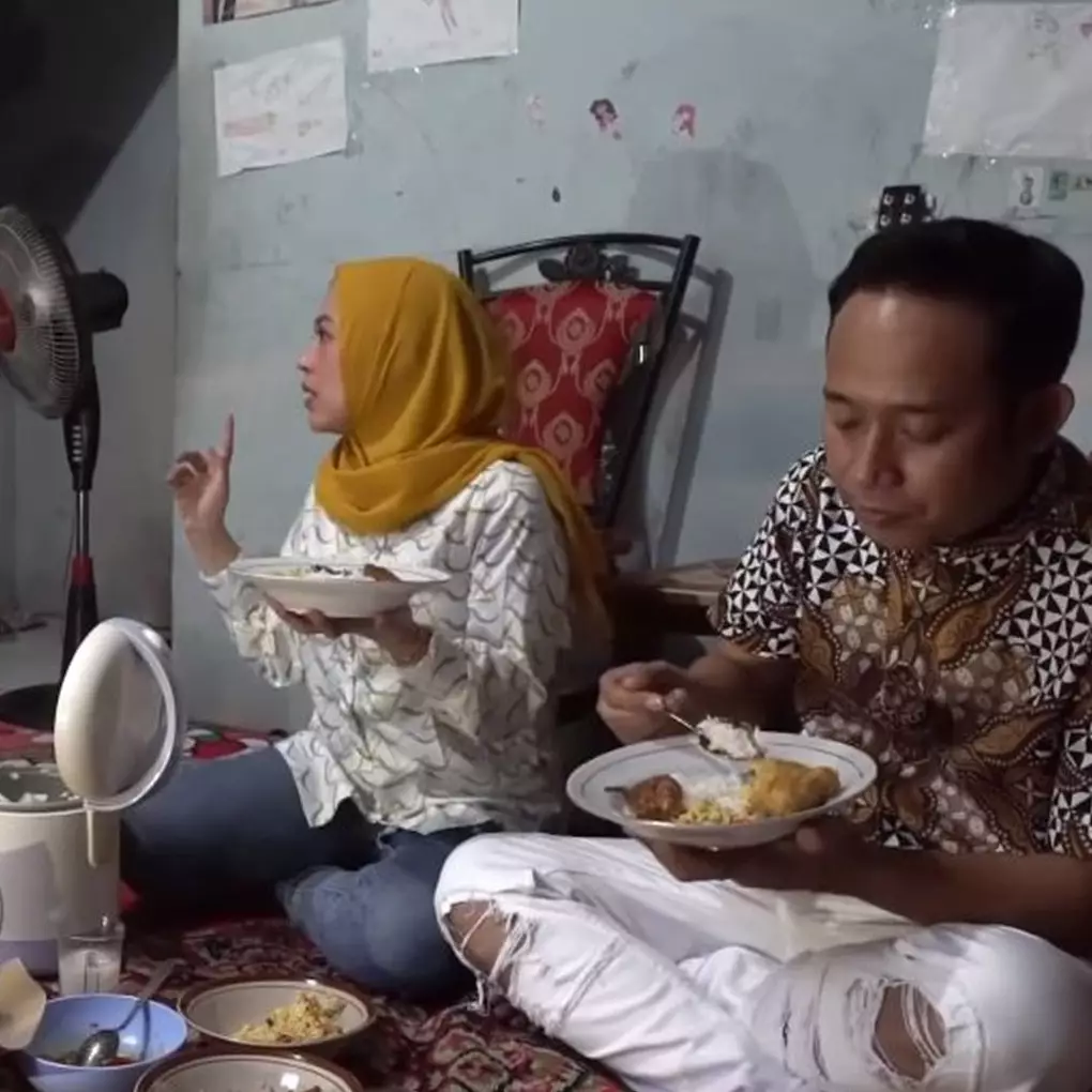 8 Momen Denny Cagur buka puasa di rumah tetangga, penuh kehangatan