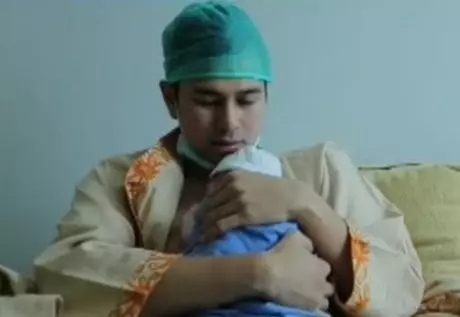 gaya Raffi Ahmad dan Baim Wong momong anak © 2021 brilio.net