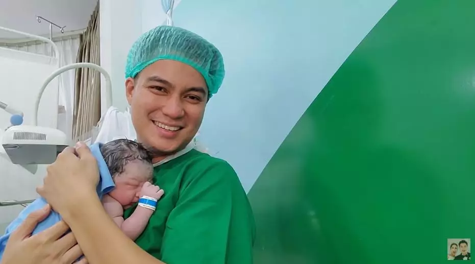 gaya Raffi Ahmad dan Baim Wong momong anak © 2021 brilio.net