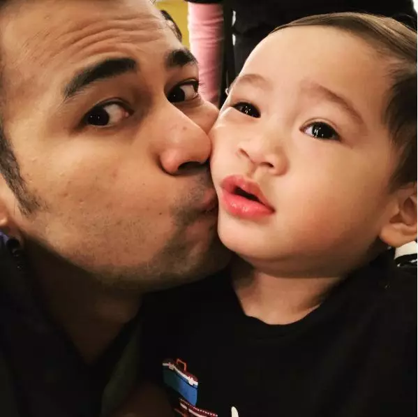 gaya Raffi Ahmad dan Baim Wong momong anak © 2021 brilio.net