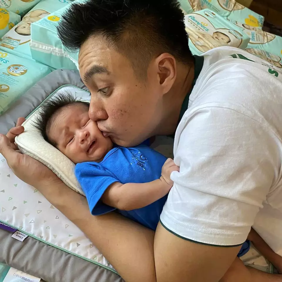 gaya Raffi Ahmad dan Baim Wong momong anak © 2021 brilio.net