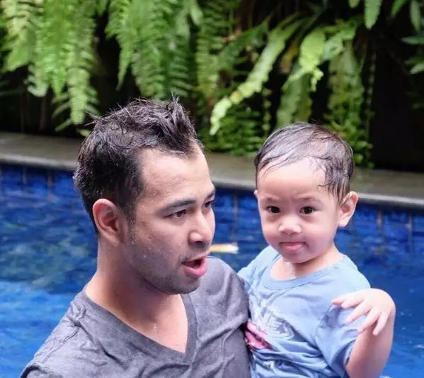 gaya Raffi Ahmad dan Baim Wong momong anak © 2021 brilio.net