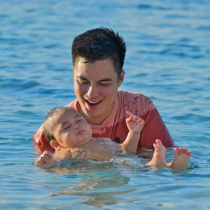 gaya Raffi Ahmad dan Baim Wong momong anak © 2021 brilio.net