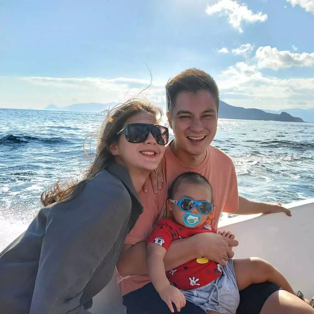 gaya Raffi Ahmad dan Baim Wong momong anak © 2021 brilio.net