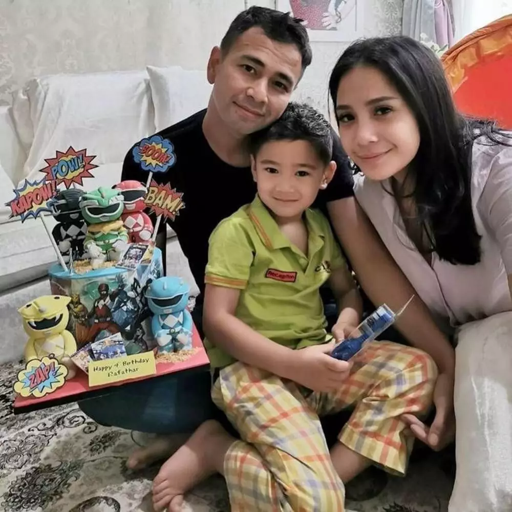 gaya Raffi Ahmad dan Baim Wong momong anak © 2021 brilio.net