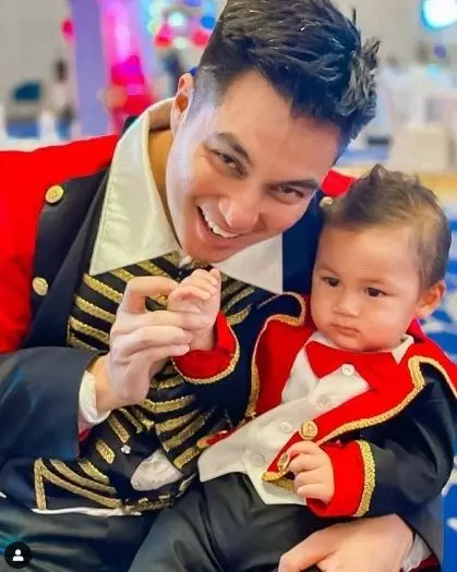 gaya Raffi Ahmad dan Baim Wong momong anak © 2021 brilio.net