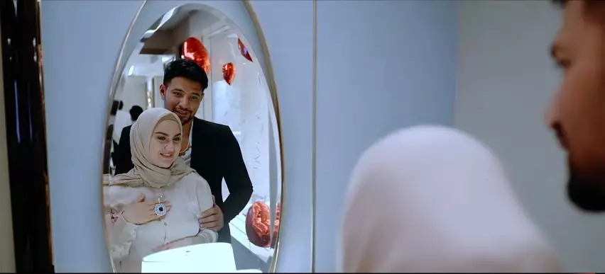 Momen romantis Irish Bella dapat kado mewah dari Ammar Zoni YouTube/Aish TV Momen romantis Irish Bella dapat kado mewah dari Ammar Zoni YouTube/Aish TV