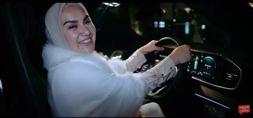 Momen romantis Irish Bella dapat kado mewah dari Ammar Zoni YouTube/Aish TV Momen romantis Irish Bella dapat kado mewah dari Ammar Zoni YouTube/Aish TV