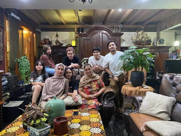 seleb buka puasa bersama keluarga © 2021 brilio.net