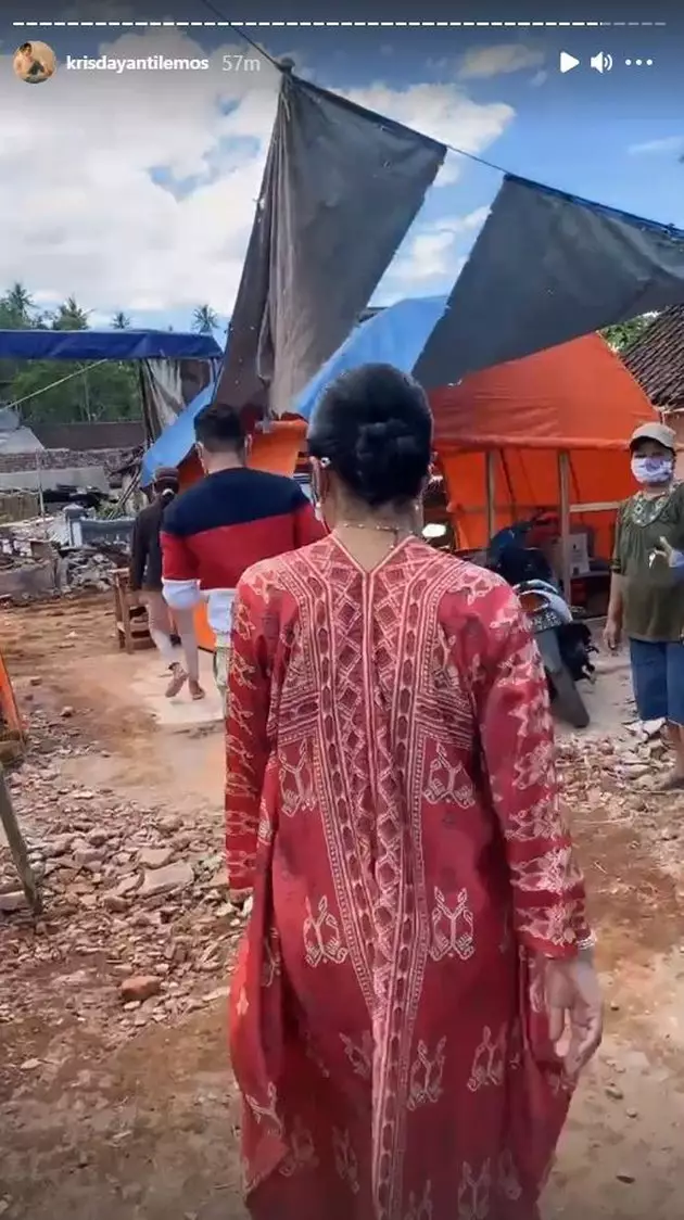 Krisdayanti tinjau pengungsian gempa bumi Malang © 2021 brilio.net Instagram