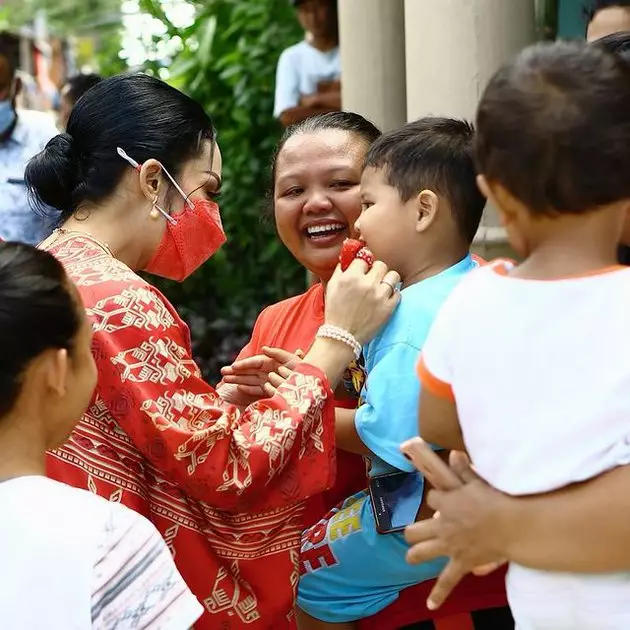 Krisdayanti tinjau pengungsian gempa bumi Malang © 2021 brilio.net Instagram