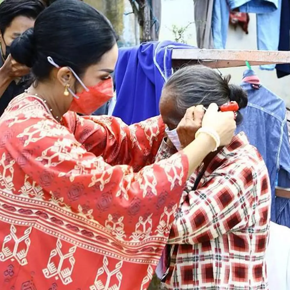 10 Potret Krisdayanti tinjau lokasi pengungsian korban gempa di Malang