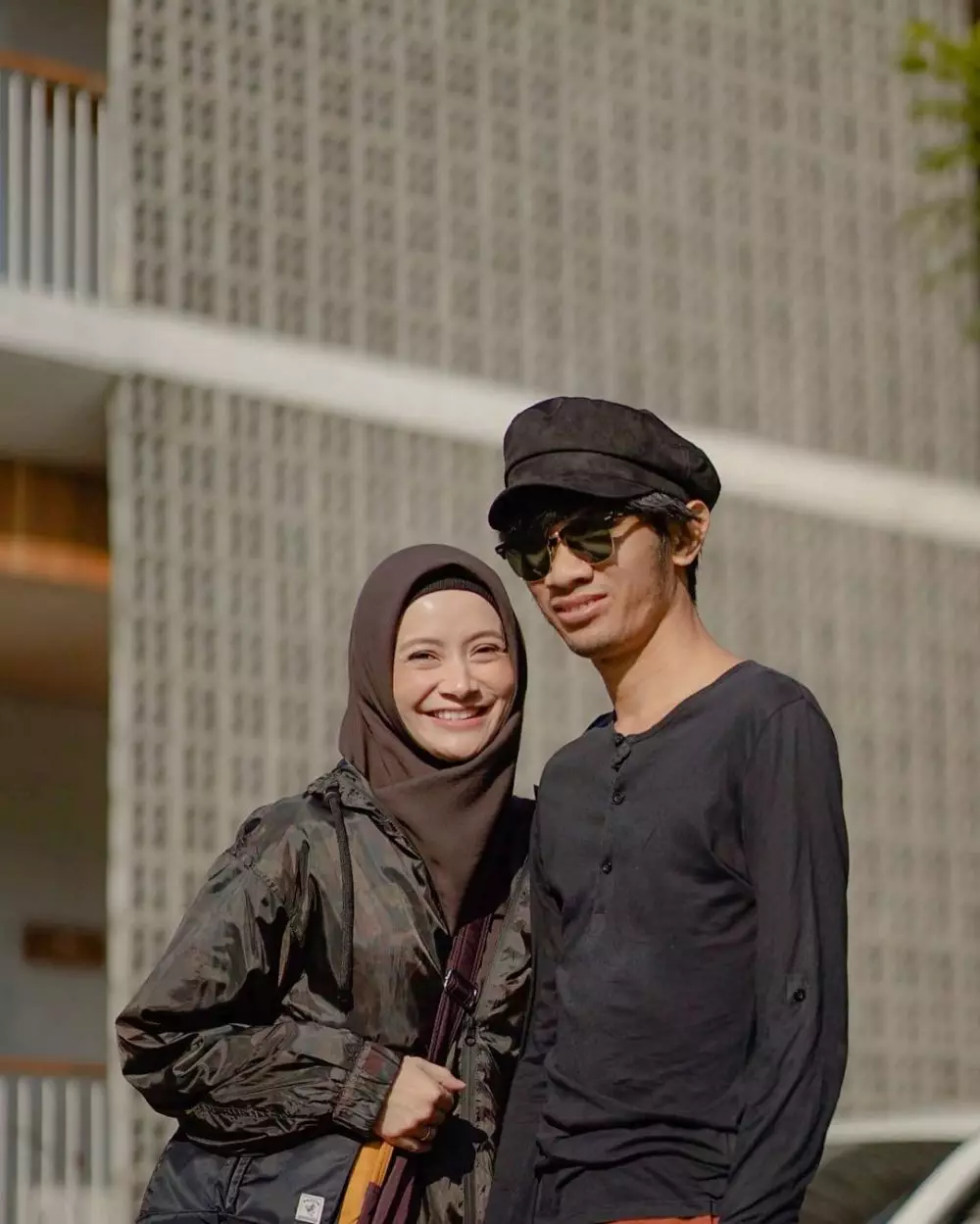 Potret istri vokalis band tanpa polesan makeup © 2021 brilio.net Potret istri vokalis band tanpa polesan makeup © 2021 brilio.net