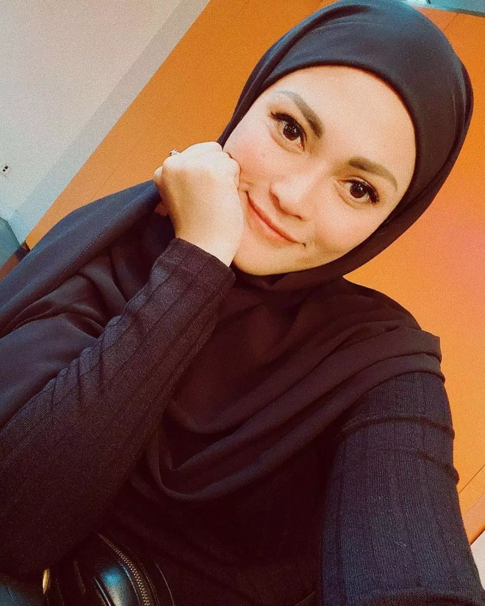 Potret istri vokalis band tanpa polesan makeup © 2021 brilio.net Potret istri vokalis band tanpa polesan makeup © 2021 brilio.net