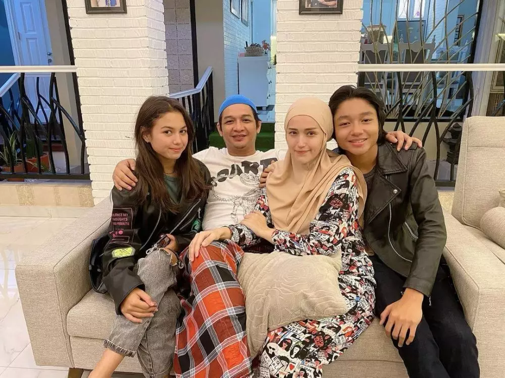 Potret istri vokalis band tanpa polesan makeup © 2021 brilio.net Potret istri vokalis band tanpa polesan makeup © 2021 brilio.net