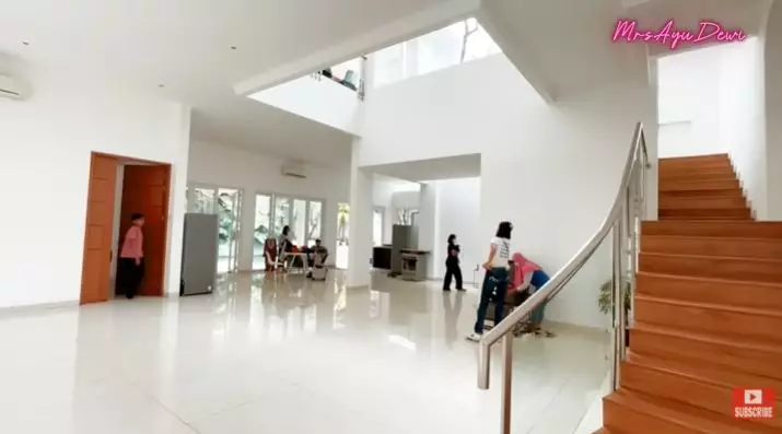 kantor Luna Maya © YouTube kantor Luna Maya © YouTube