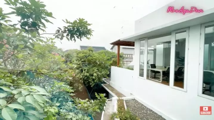 kantor Luna Maya © YouTube kantor Luna Maya © YouTube