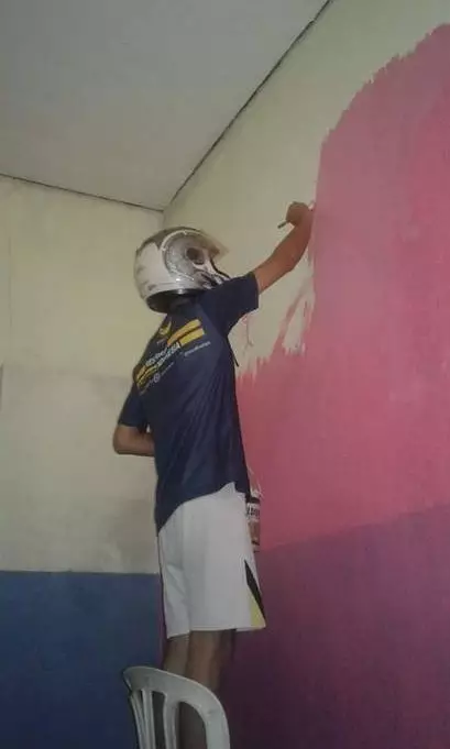 tukang bangunan bikin dinding © Twitter