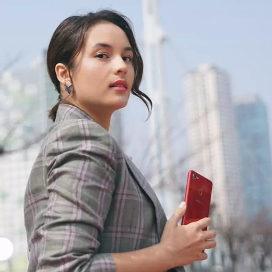 Tiru 7 OOTD warna cerah Chelsea Islan untuk selfie memesona hati