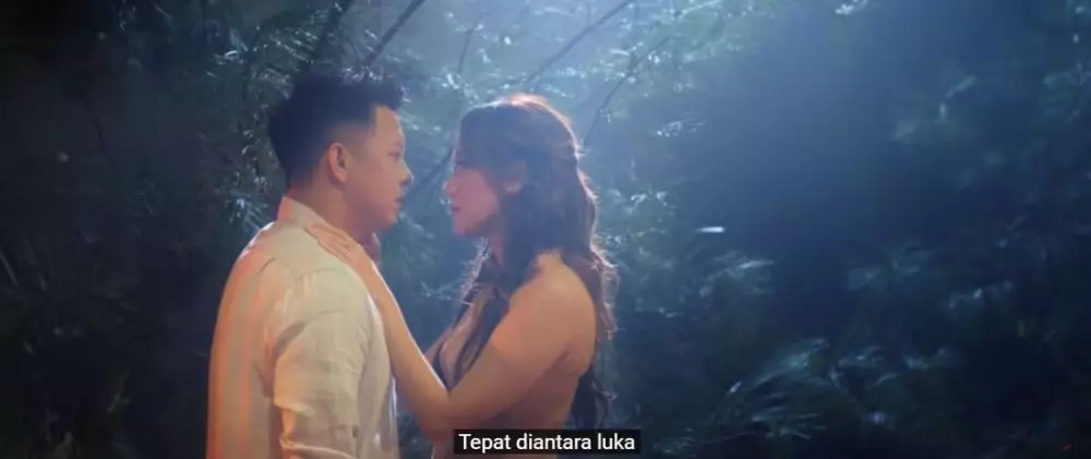 Adegan mesra klip Mencari Cinta © 2021 brilio.net