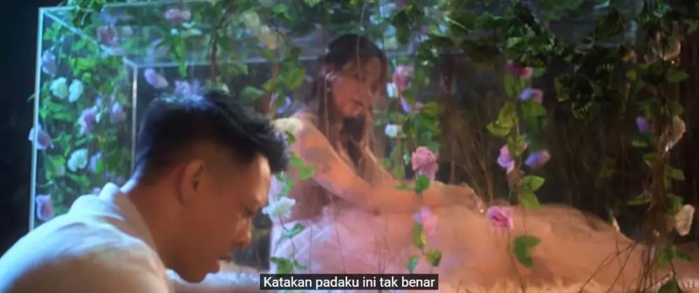 Adegan mesra klip Mencari Cinta © 2021 brilio.net